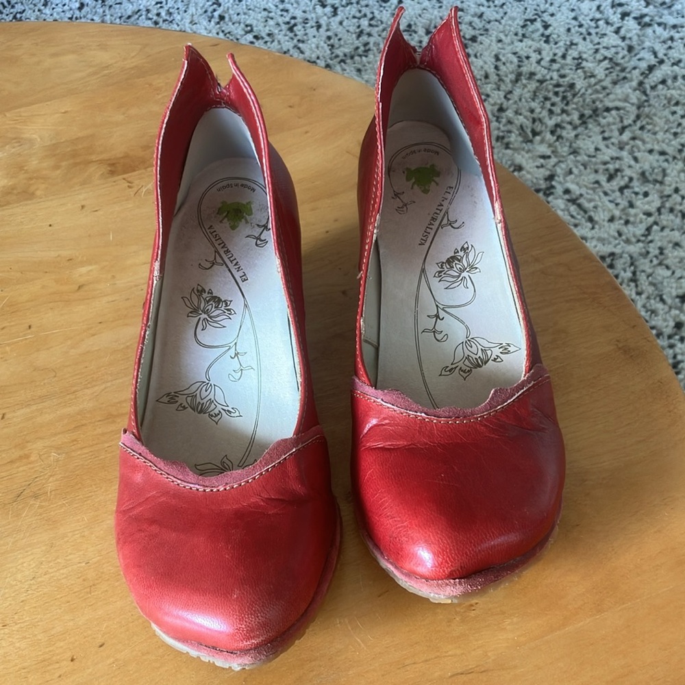 El Naturalista cranberry heels. - Picture 2 of 6